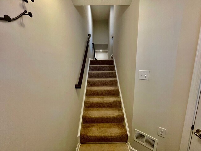 Building Photo - Pittsburgh - 3 Bedroom 2.5 Bathroom - Town...