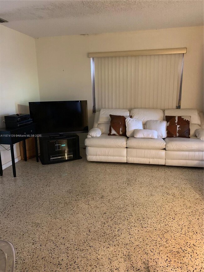 Foto del edificio - 7610 NW 4th St
