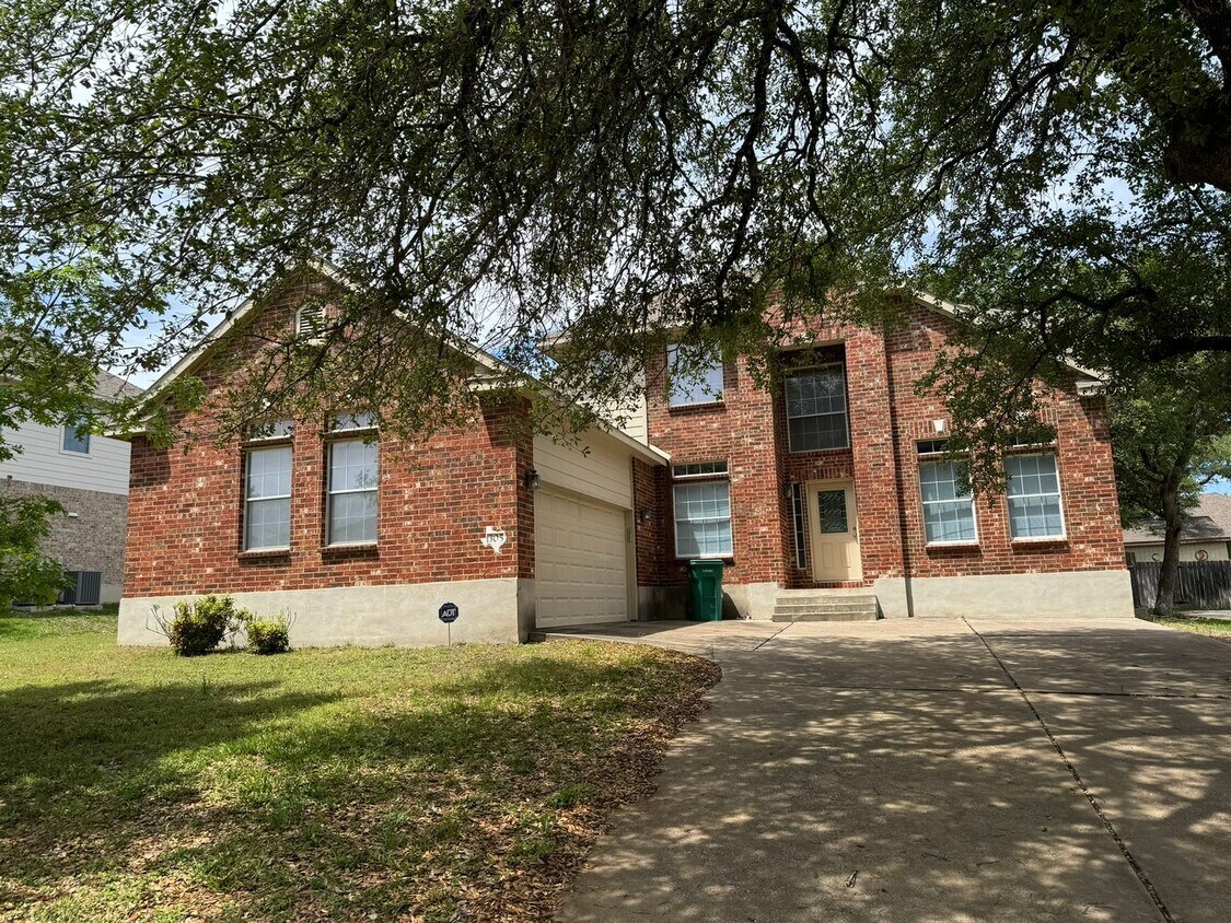 Foto principal - Beautiful 2 Story 4 Bdrm 2.5 Bath With a Loft