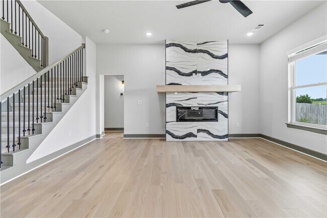 Building Photo - 930 Trestle Ln