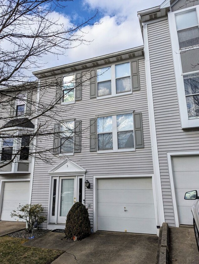 Primary Photo - Beautiful 3 Bedroom 2.5 Bathroom Townhouse...