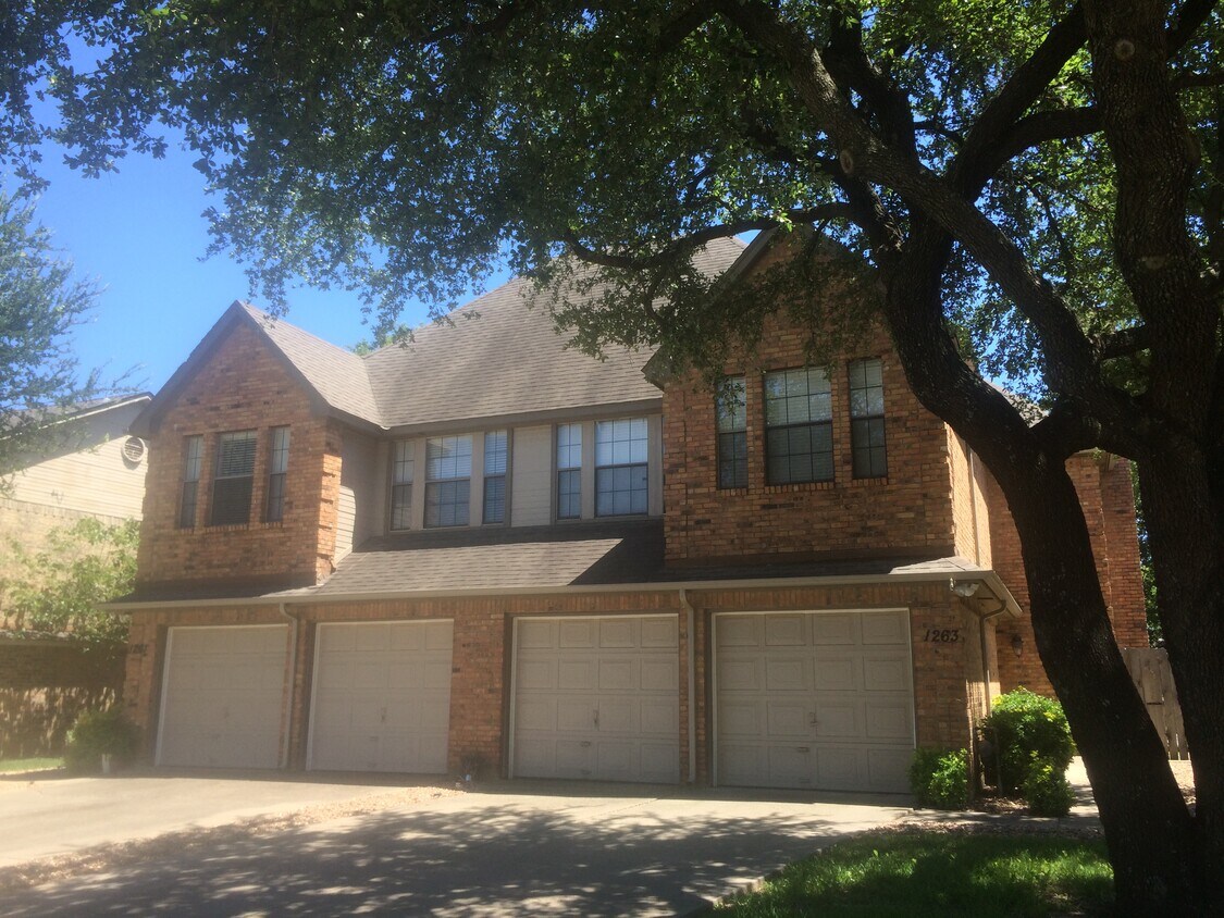 1261 W Hudgins St, Grapevine, TX 76051 Townhome Rentals in Grapevine