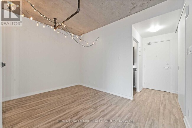 Building Photo - 324-1324 Laurier Ave W
