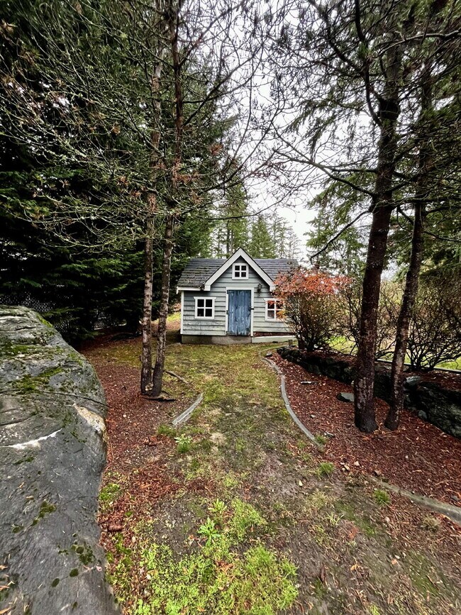Foto del edificio - Secluded Puyallup Home with Full 2-Bedroom ADU and Panoramic City Views