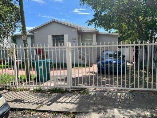 Foto principal - 744 NW 80th St