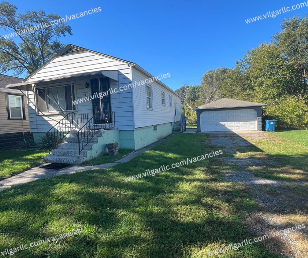 Foto principal - 2 large bedrooms & 1 newly updated bathroom home in Gary, IN