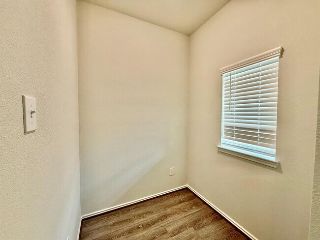 Foto del edificio - 4310 Wind Swell Ln