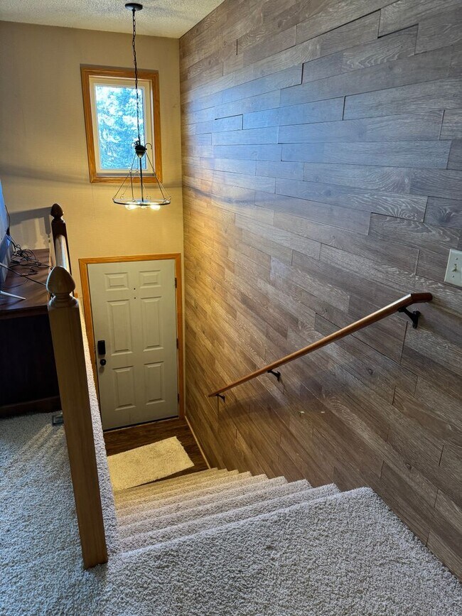 Building Photo - 2 Bed/1.5 Bath Updated Townhouse- Great Lo...