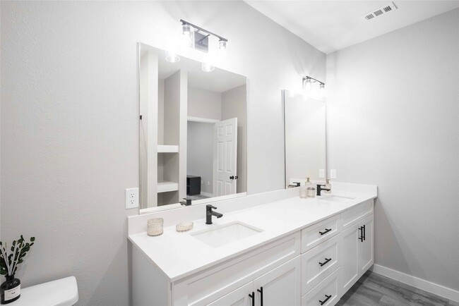 Foto del edificio - 2101 Reinke Rd