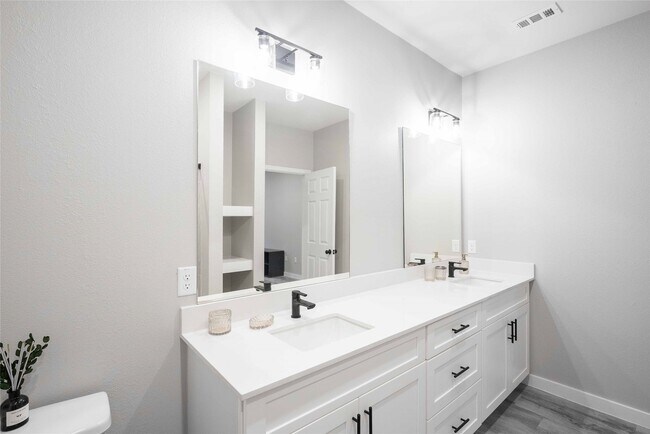 Building Photo - 2101 Reinke Rd