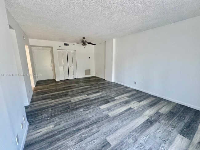Building Photo - 901 Hillcrest Dr