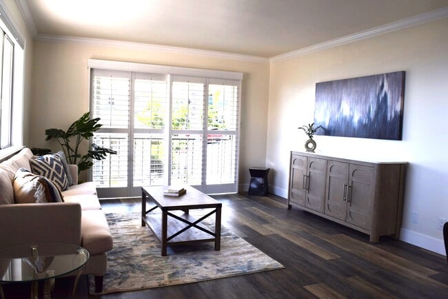 Sala de estar y balcón - Sea Cliff Apartments