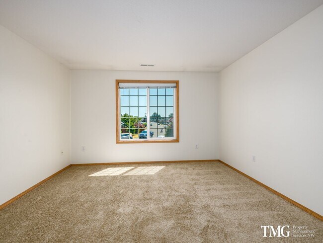 Building Photo - Huge 5 Bedroom Home in Desirable East Coun...