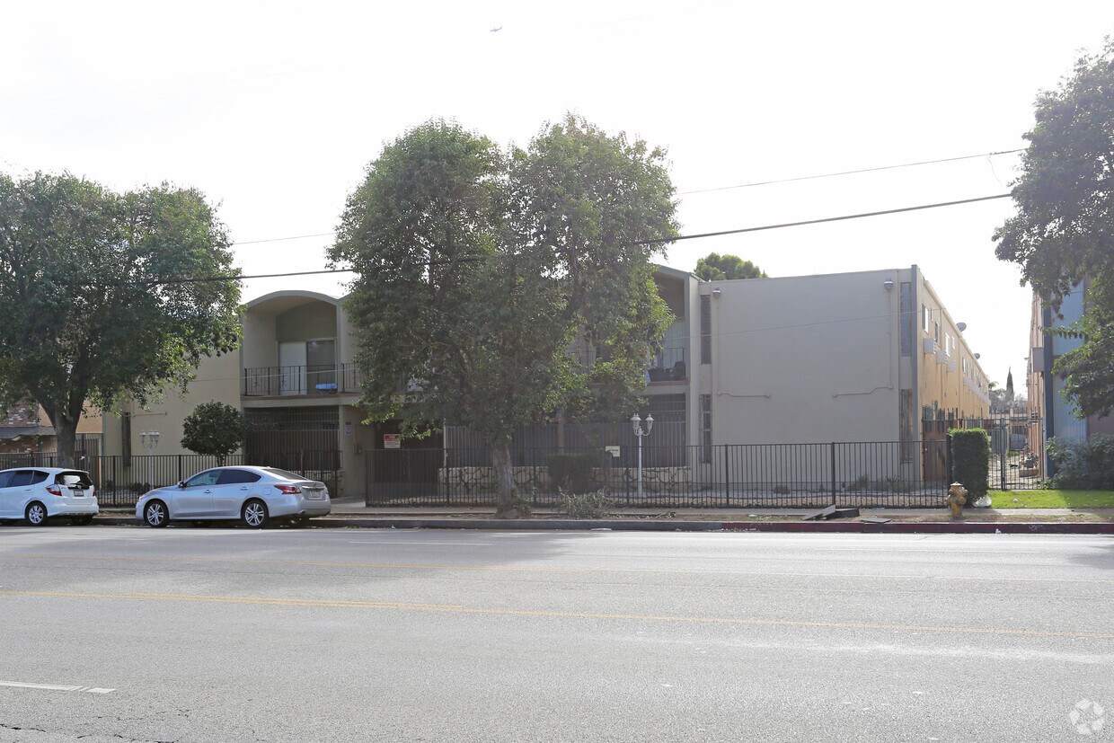 Building Photo - Roscoe Apartments