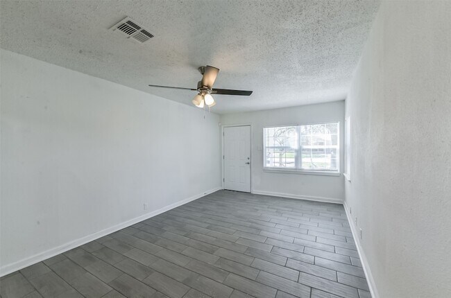 Foto del edificio - 8229 Carolwood Dr