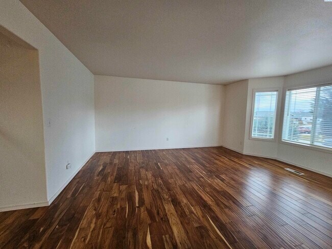 Building Photo - Spacious West Pasco Townhouse, Pets Welcome!