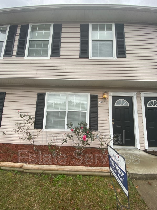 Building Photo - 1100 Pineland Ave