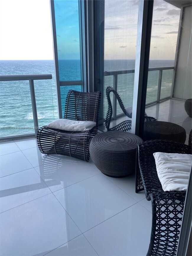 Foto del edificio - 17121 Collins Ave