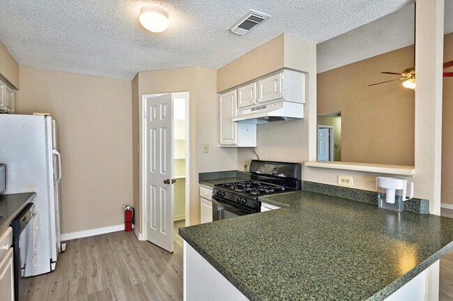 Foto del edificio - 9127 Kirkleigh Ln