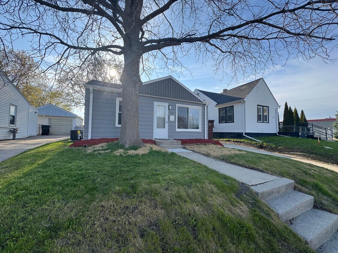 Primary Photo - 2048 Indiana St