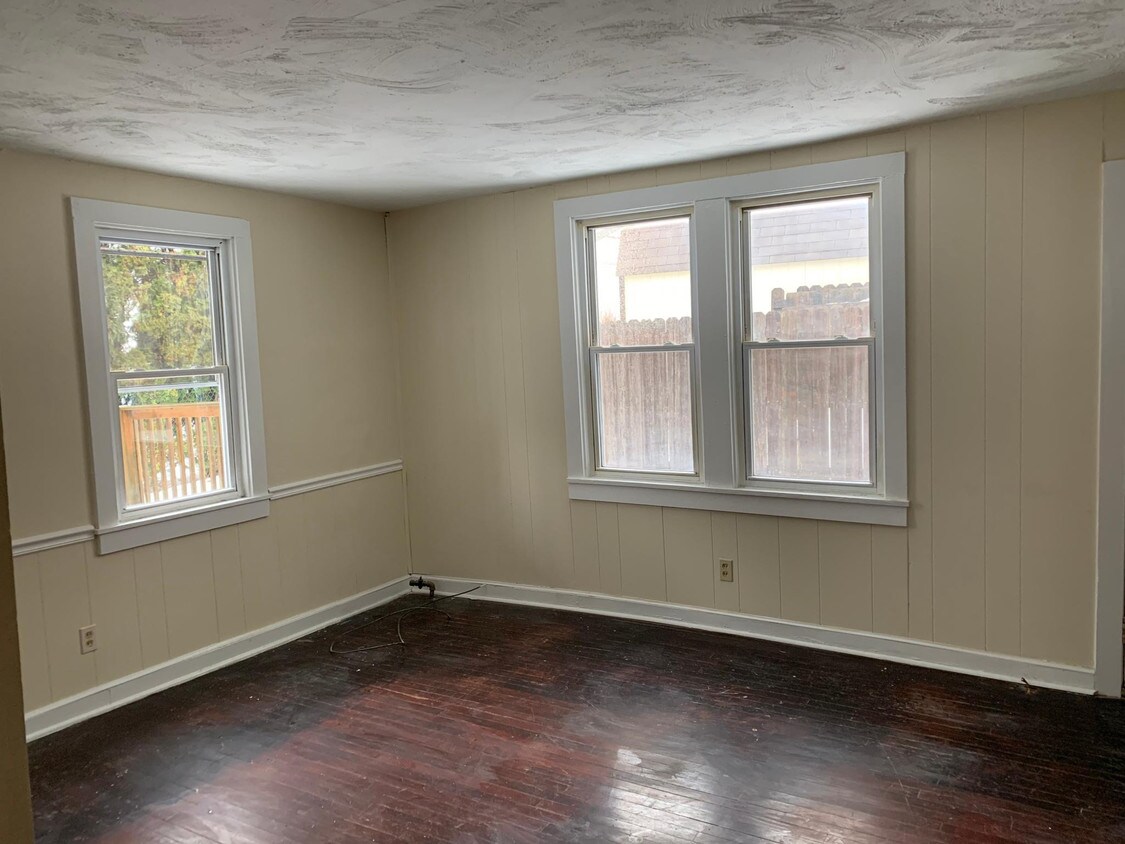 Living Room - 231 S Vine St
