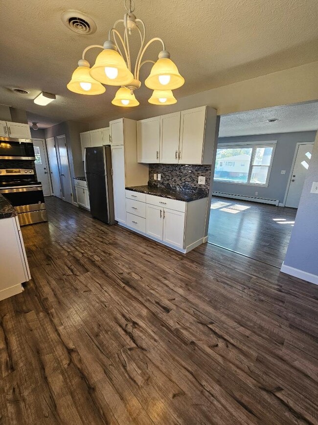 Building Photo - 808 W Sweet Ave
