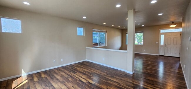 Foto del edificio - Spacious Port Orchard Home