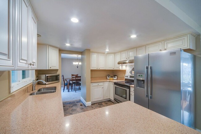 Building Photo - Large colonial home in NE Hillsboro