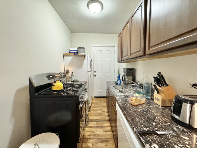 Building Photo - 838 W Cornelia Ave