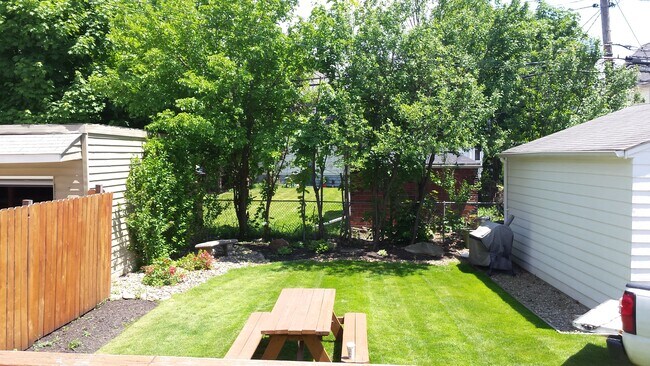 patio trasero - 2577 E 127th St