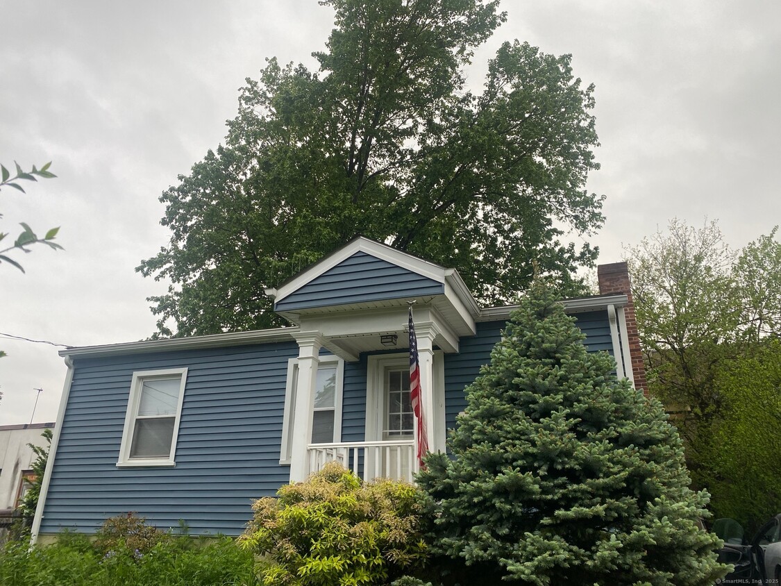 Primary Photo - 13 Parker Ave