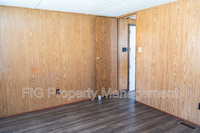 Building Photo - 805 Hillvale Rd