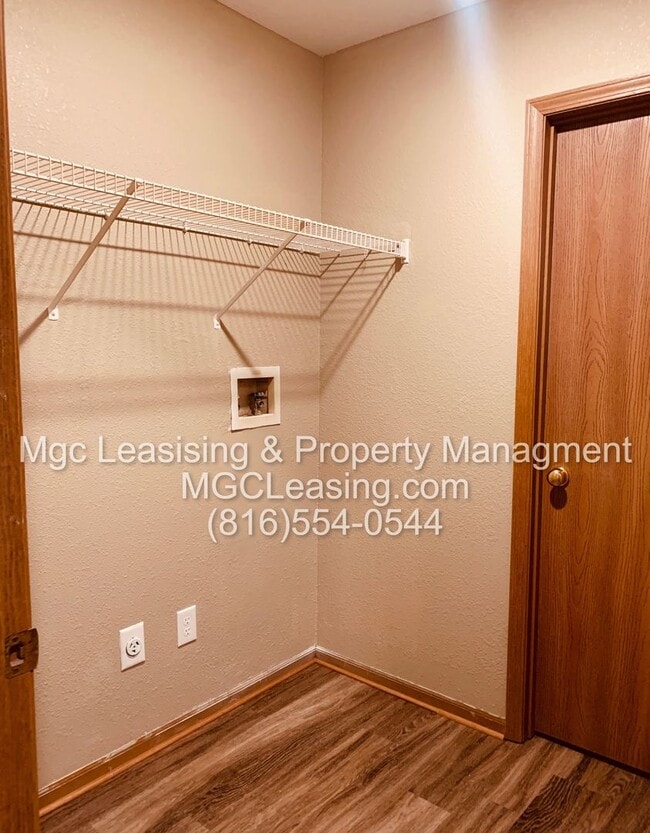 Building Photo - 204-206 NW Parker Dr