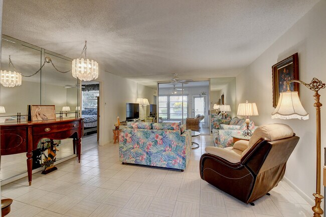 Building Photo - 7 Willowbrook Ln