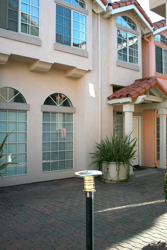 Primary Photo - 709 Woodside Way