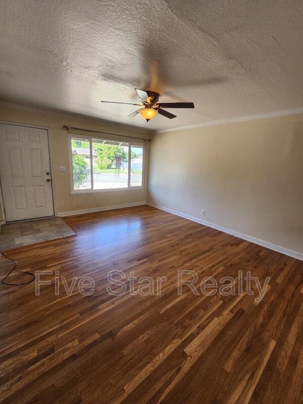 Building Photo - 544 Laurel Dr