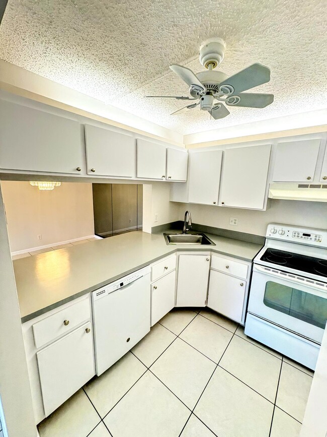 Building Photo - 631 Sea Pine Way