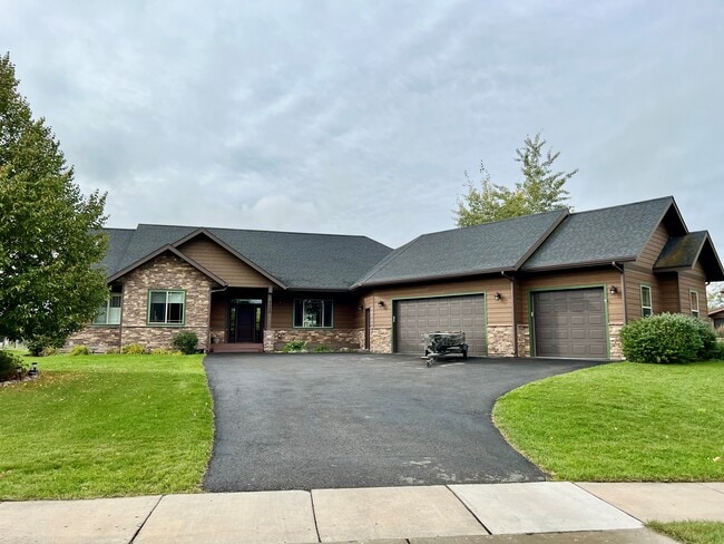 Building Photo - 3029 River Lakes Dr