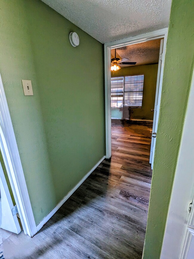 Building Photo - 909 Vedral Pl
