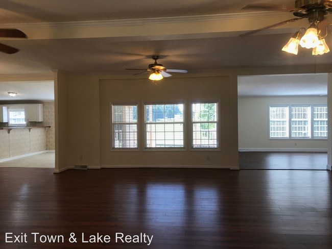 Building Photo - 4 br, 2.5 bath House - 950 Golf Dr.