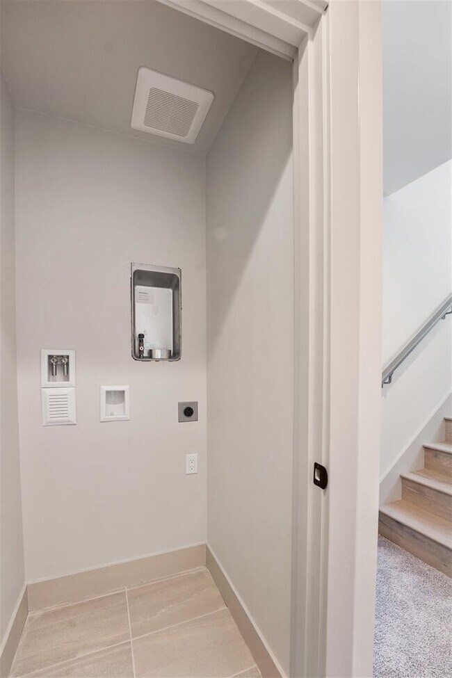 Foto del edificio - Modern 3-story townhome with A/C located i...