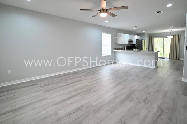 Building Photo - 3/2 in Pensacola!