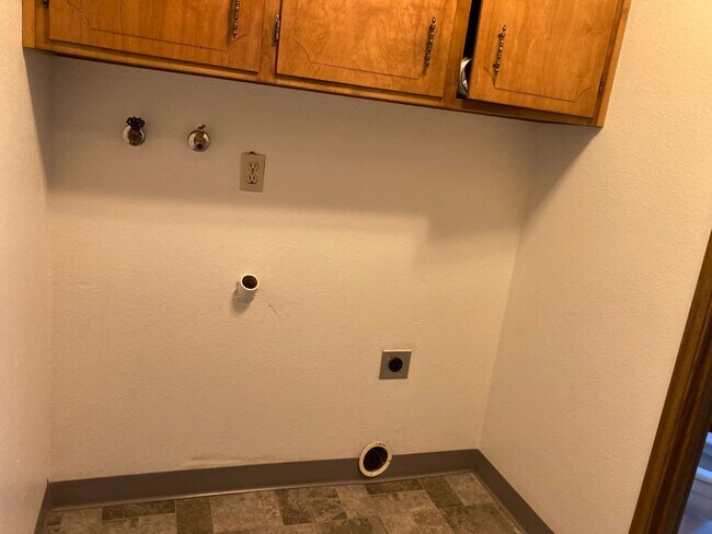 Foto del edificio - 2 Bedroom 1 1/2 Bath With Laundry Room And 1 Car Garage