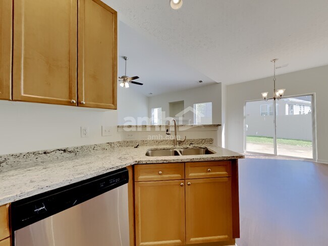 Foto del edificio - 432 Creekside Ln