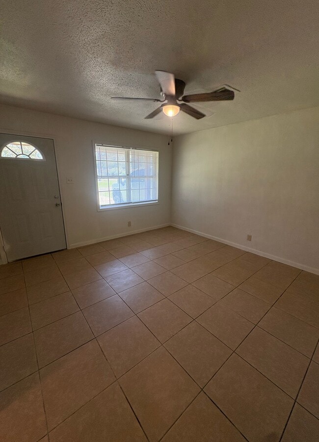 Building Photo - 136 Longwood Dr