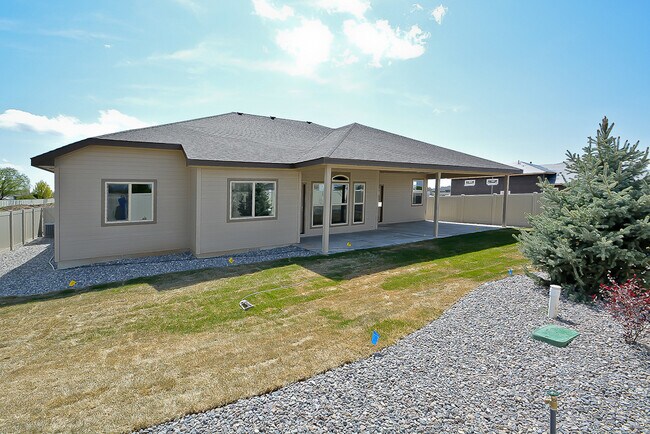 Building Photo - 4 Bedrooms 2.5 Bathrooms in Meridian