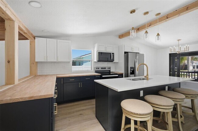 Foto del edificio - 7037 McCray Dr
