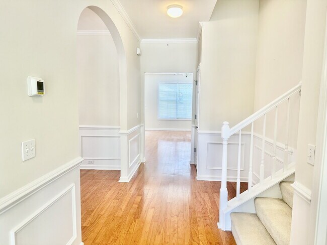 Foto del edificio - Spacious Four Bedroom Home in Westbury Park!
