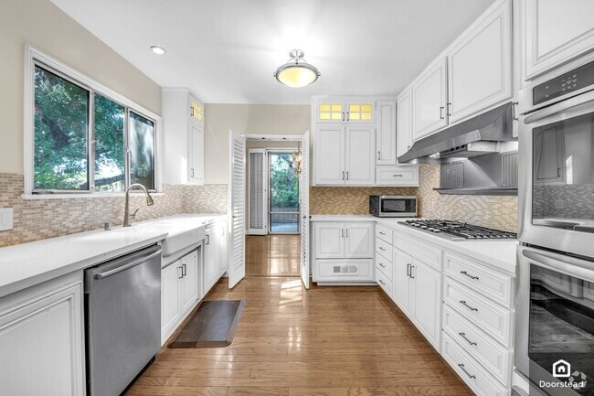Building Photo - 535 S Orange Grove Blvd