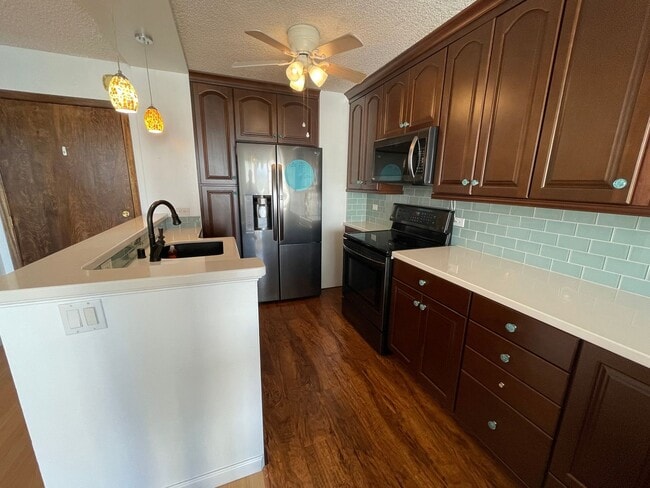 Building Photo - Gorgeous renovated high-floor apartment in great building.